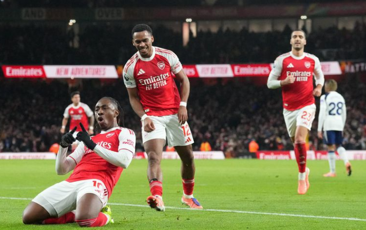 Trigol Eze Mengguncang Derby: Arsenal Libas Spurs 4-1, Jarak di Puncak Melebar